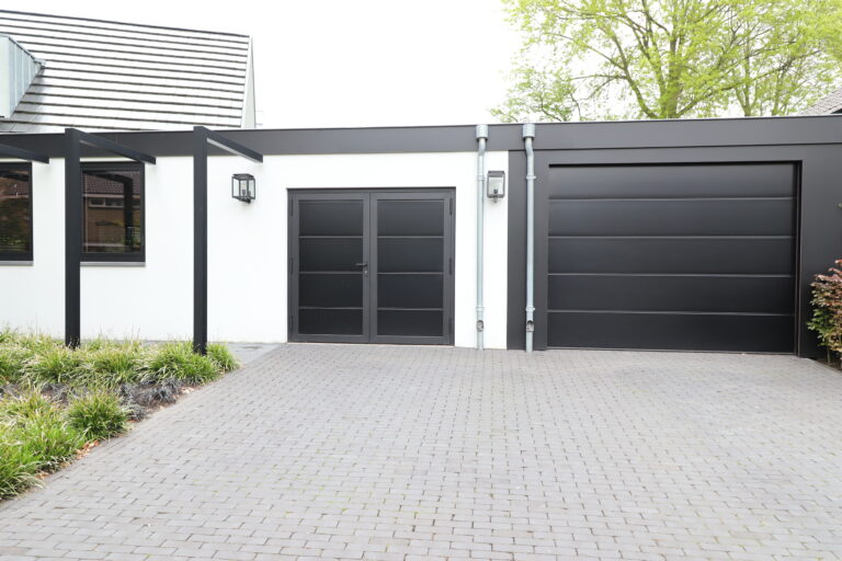 Zwarte aluminium garagedeuren